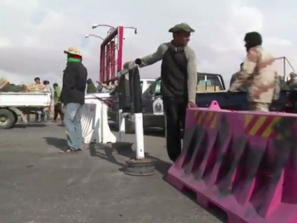 Libye: ligne de front près de Brega, les rebelles s'organisent