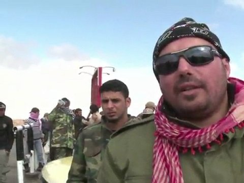 Rebels battle for control of Libyan oil town