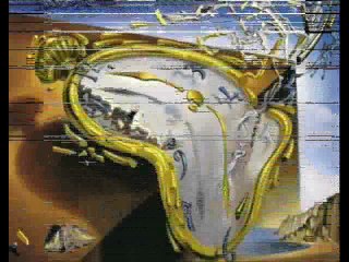 L'horloge tourne.