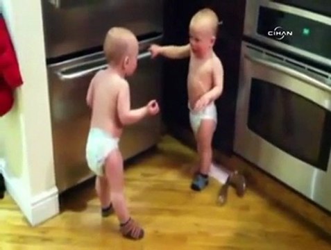 İkiz bebeklerin sohbeti izlenme rekorları kırıyor