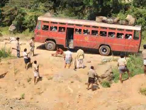 Rakht Charitra - Bollywood Movie Review - Vivek Oberoi, Suriya & Shatrughan Sinha