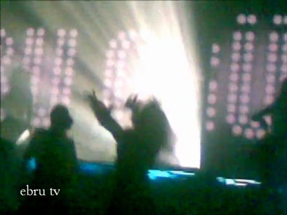 Ebru Gündeş  Cumartesi - Beyaz -26 Mart  2011 B.g.m Konserı