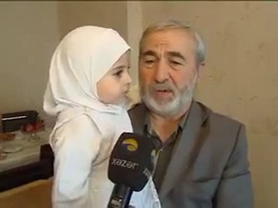 3 Yaşındaki Azeri Zehra Kuran-ı Kerim-i Ezbere Okuyor