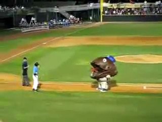0162 - Mascotte mange un joueur de baseball