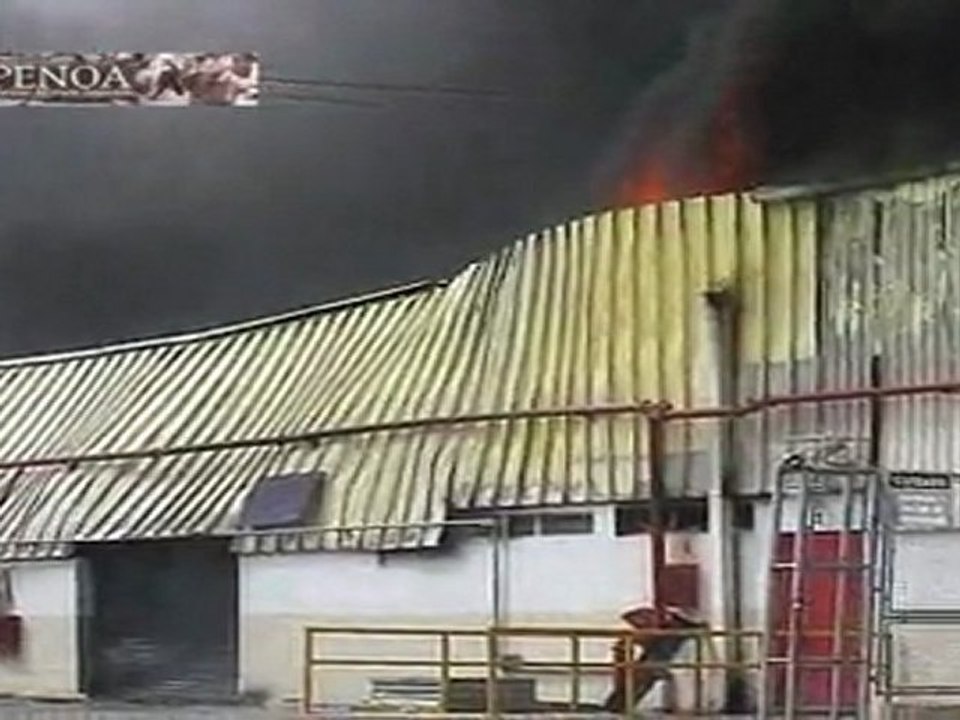 voraz incendio en  hipermercados Carrefour de Salta