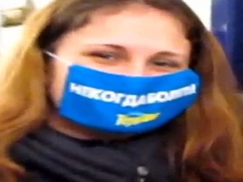 Тысячи людей в масках спустились в метро!