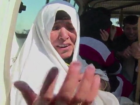 Les civils fuient les combats autour de Brega