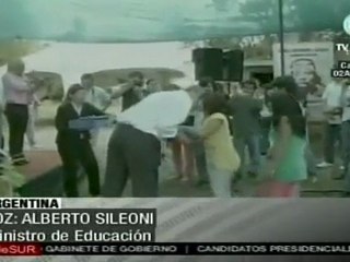 Gobierno argentino entrega computadoras a indígenas