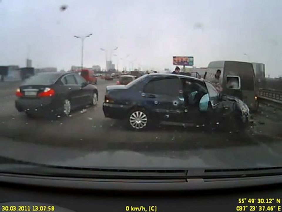 Dépassement dangereux sur autoroute a Moscou