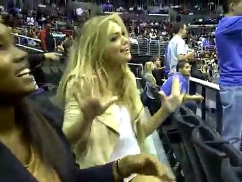 Η Κέιτ Άπτον χορεύει κατά τη διάρκεια αγώνα των Κλίπερς