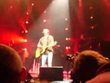 plongeon dans la fosse du concert par james blunt HIHII