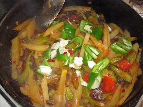 Lëghmën : nouilles fraiches au boeuf et aux légumes