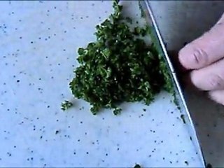 Equeuter et hacher le persil