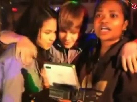 Justin Bieber besa a Jasmine Villegas en un coche