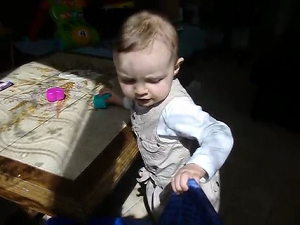 Lana 12 mois et demi marche en se tenant