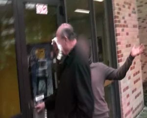 Mgr. Léonard entarté à Louvain-La-Neuve