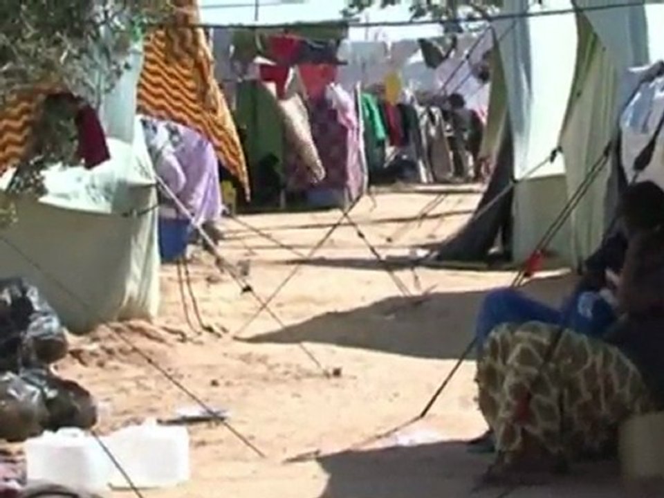 Angelina Jolie rencontre des réfugiés ayant fui la Libye