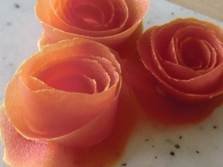Réaliser une rose en tomate