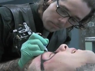 Ol'Optic : Publicité Lunettes de soleil Ray Ban : Never Hide - Guy Has Glasses Tattooed On His Face