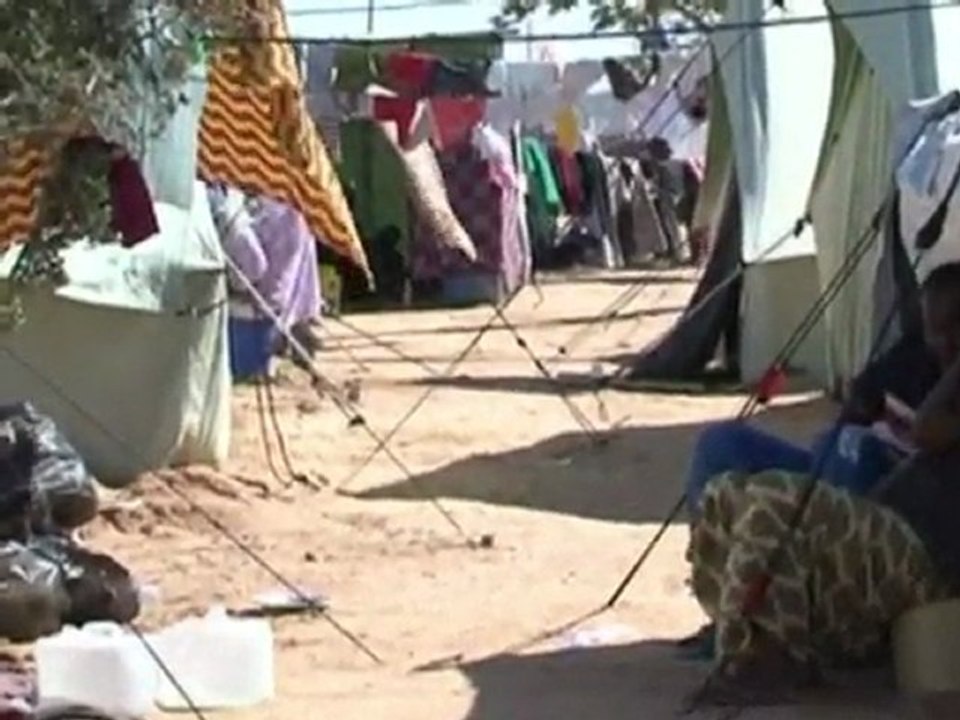 Angelina Jolie visita refugiados en la frontera de Libia y Túnez