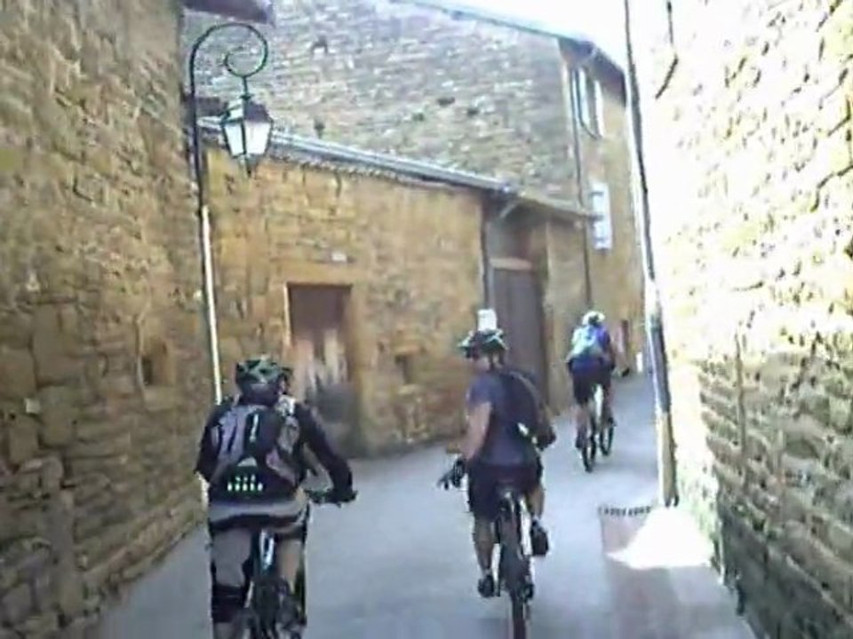 les cramponnés entre vignes et pierres dorées