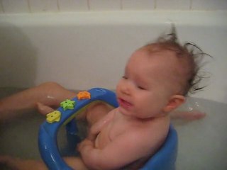 Le bain de Jade (8mois)