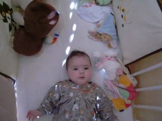 elle joue du piano debout