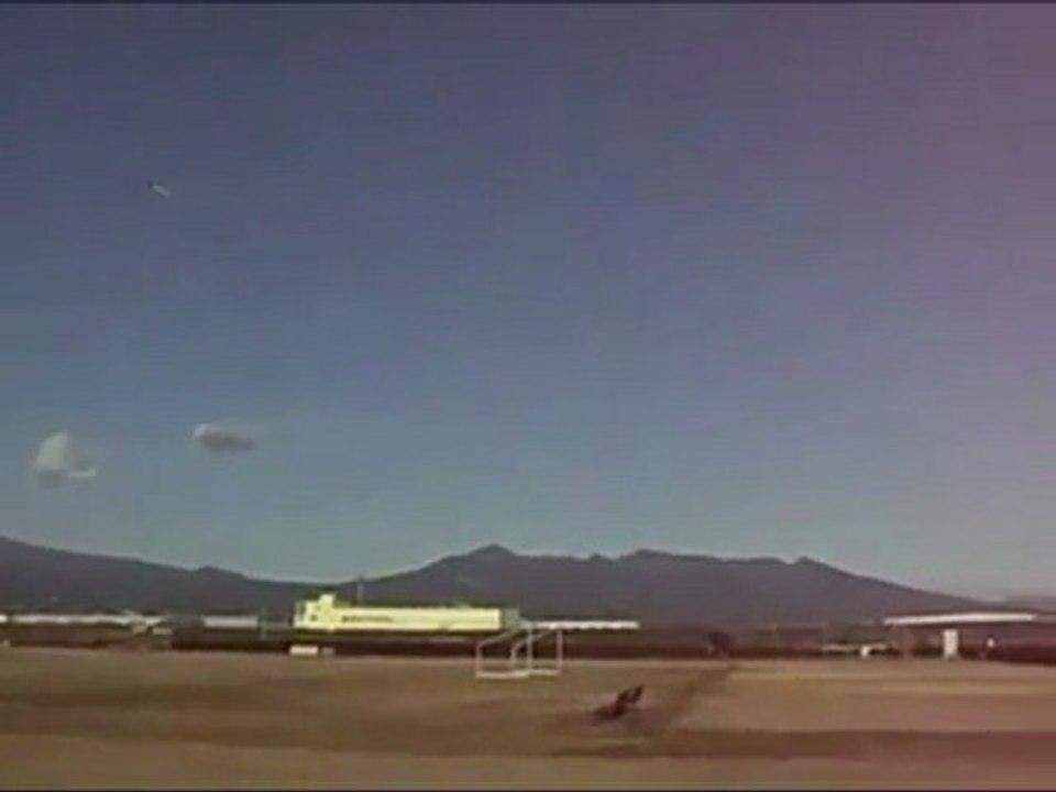 CANAL T.F. PRESENTA_ Daytime UFO video Stealth flying saucer