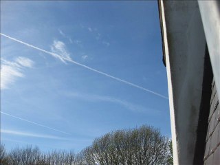 Chemtrails du 5 avril 2011 sur Brest  Que font ils à notre ciel bleu ???