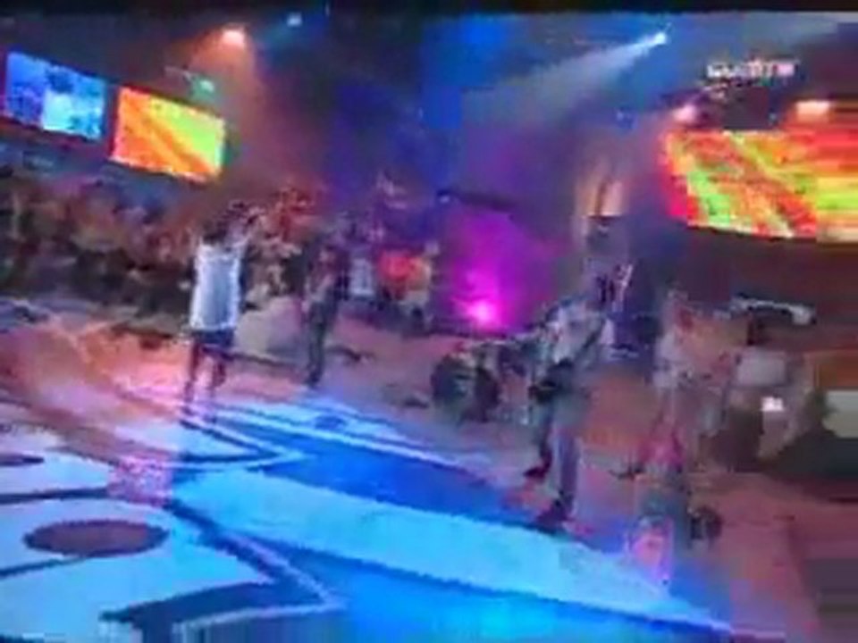 Angy da una Actuación En Fama School