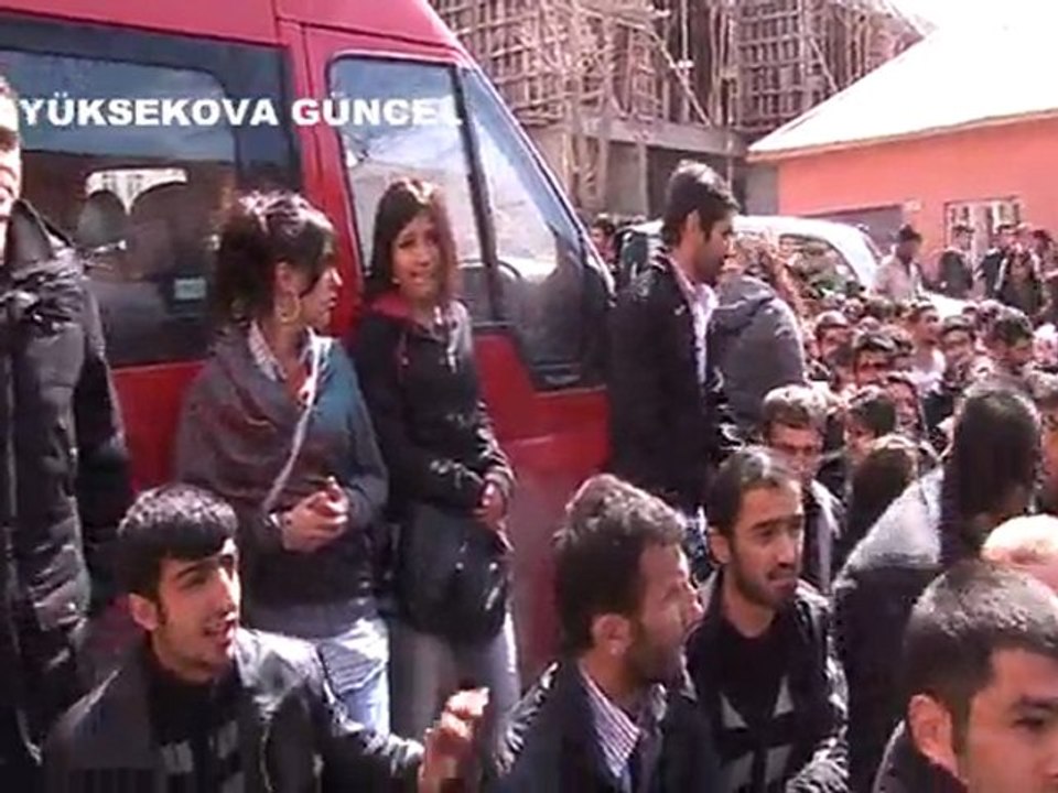 Yüksekova'da Öğrenciler YGS'yi protesto ett