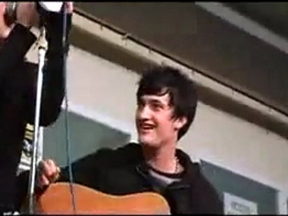 Angy cantando con su Grupo “Cide”