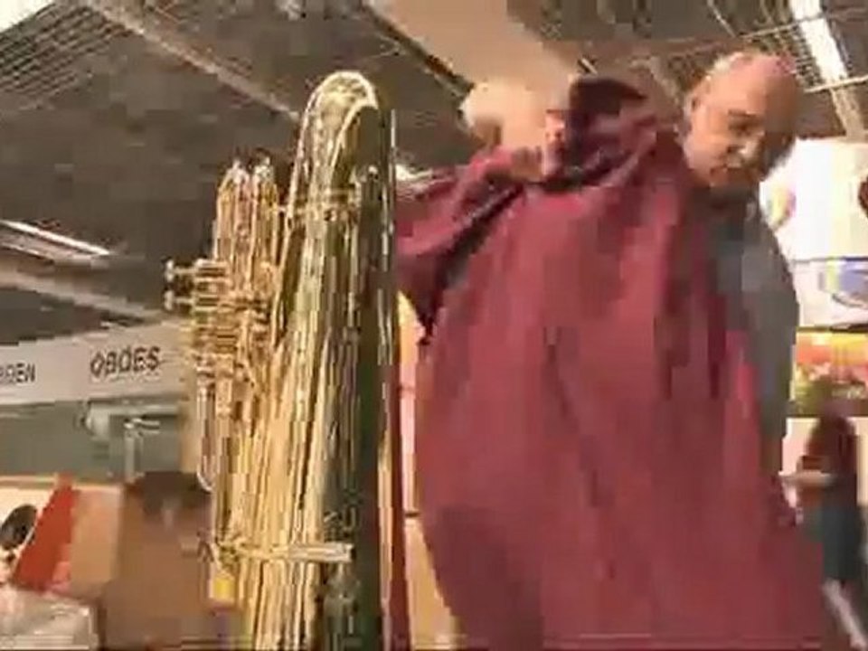 Francfort Fair 2011 - Teams are building the booth