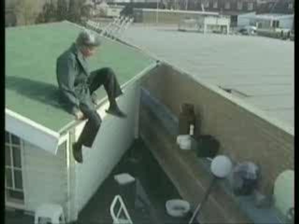 Excellente chute d'un toit