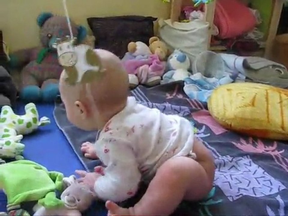 Camille 5 mois1/2  presque assise.wmv