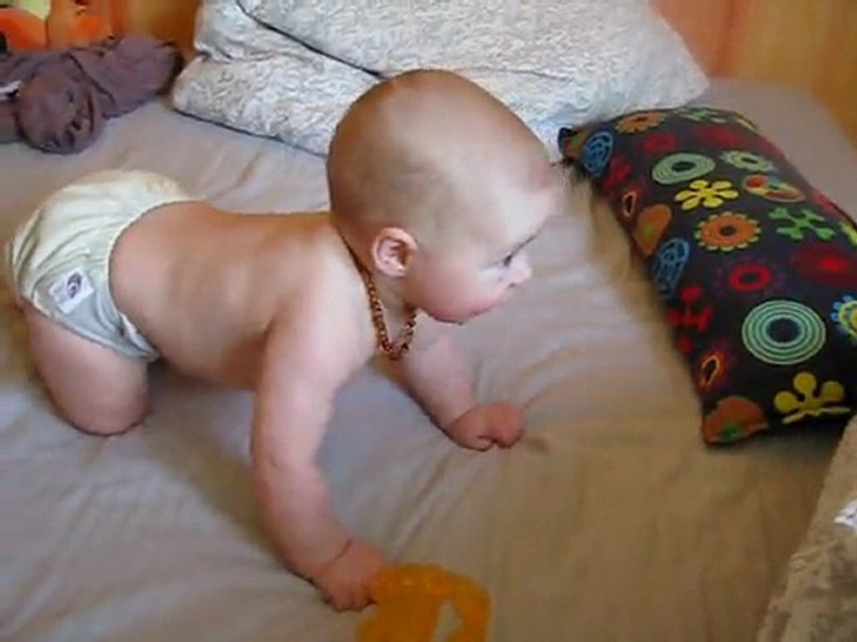 Camille 5 mois1/2  la gym.avi