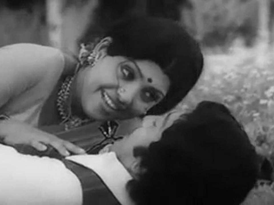 koddikidanthathu - Vaazhndhu Kaattukiren