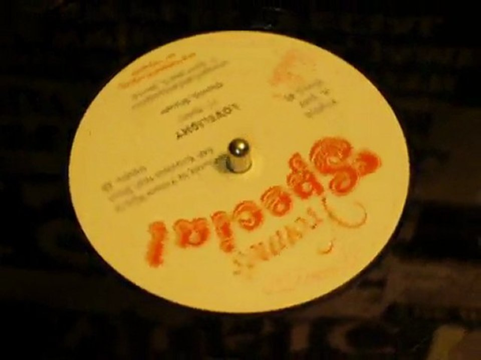 Dennis Brown - Lovelight // Dennis Brown - Fussing And Fighting 12"