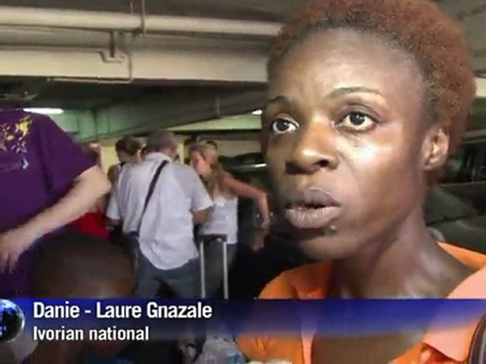 Ivory Coast: Foreigners take shelter on French base