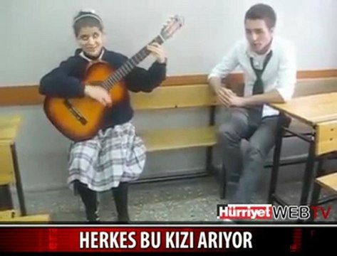 Sınıfta Gitar çalıp şarkı söyleyen gözleri kör kız müthiş ses mutlaka dinle