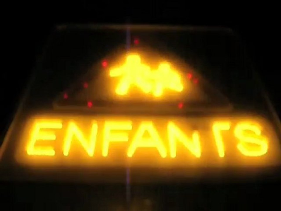 grands enfants, attention au panneau !