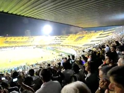 Hinchas de Peñarol crearon bandera más grande del mundo