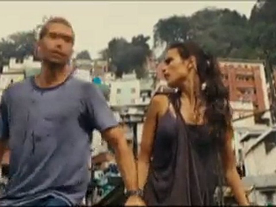 Fast and Furious 5 - Reyes´ men chase Brian and Mia over the favela ...