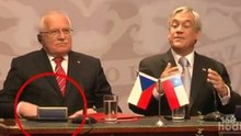 Sneaky_Czech_President_Steals_Other_President_s_Pen