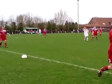 Απαντά στο τηλέφωνο την ώρα του αγώνα και κάνει και τάκλιν