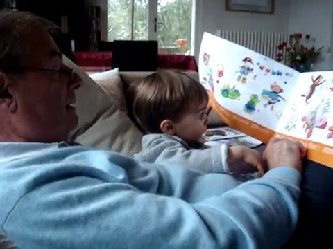 Papounet me lit une histoire