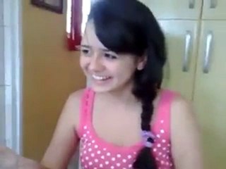 Bu ses bu kızdan mı çıkıyor...