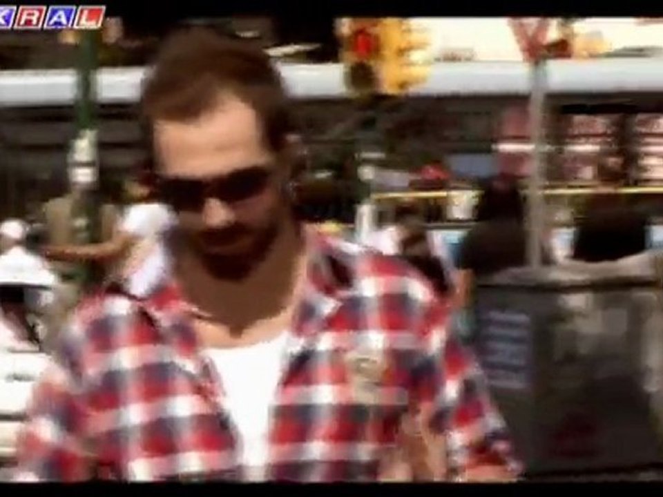 Elif Akbaş & Emrah Keskin - Oynatmaya Yakalama Yarim 2011 | 480p