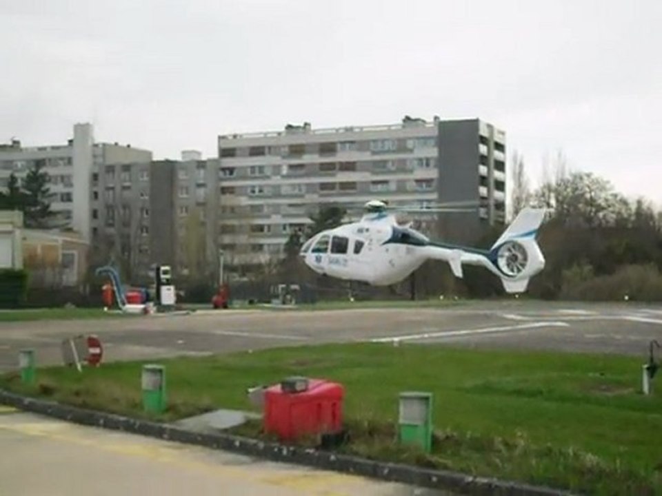 Atterrissage EC 135 T1 du Samu 21