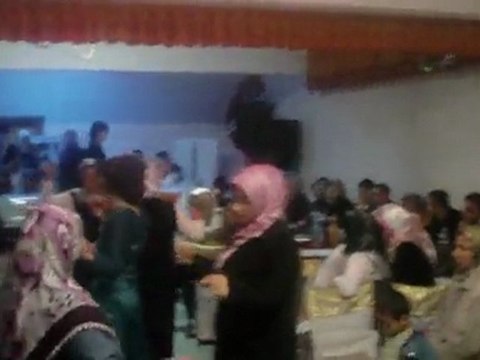 TUĞBA İLE M.ALİ - KAŞIKLA OYNAYAN KADINLAR